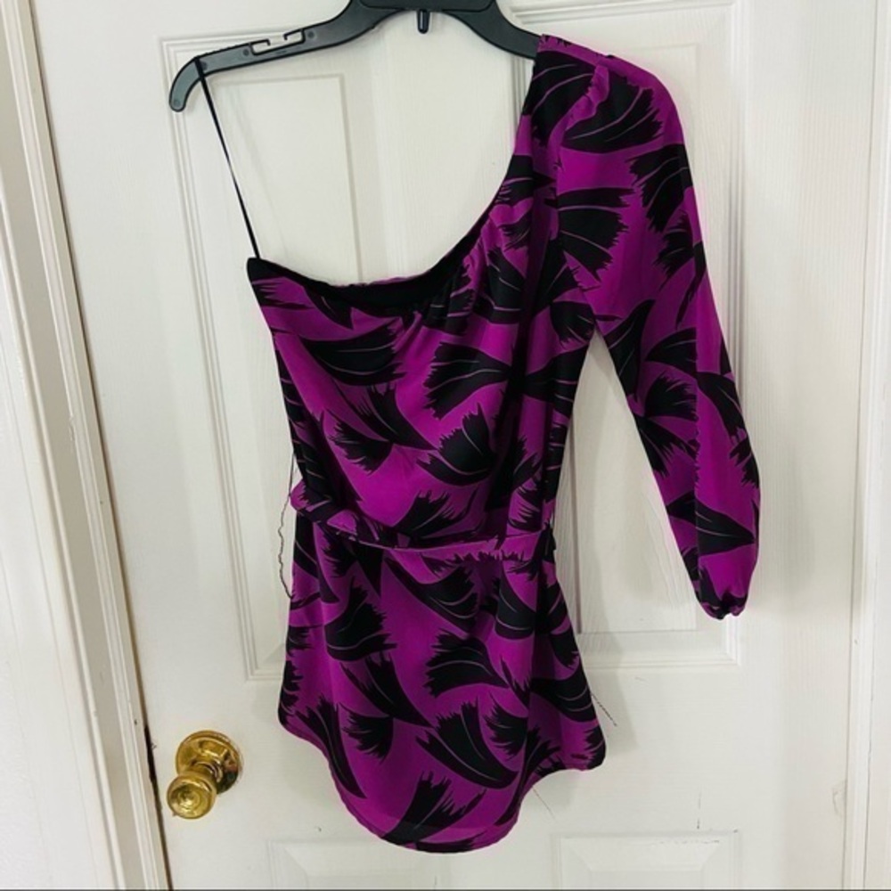 GUESS purple one shoulder leaf print tie front puff sleeve blouse size XS